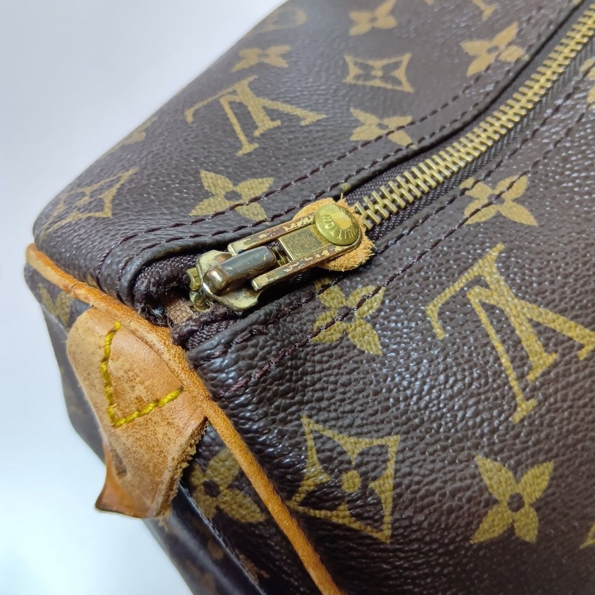 Louis Vuitton Monogram Speedy 40 Boston Bag Brown Zipper Torn on Handle — view 8
