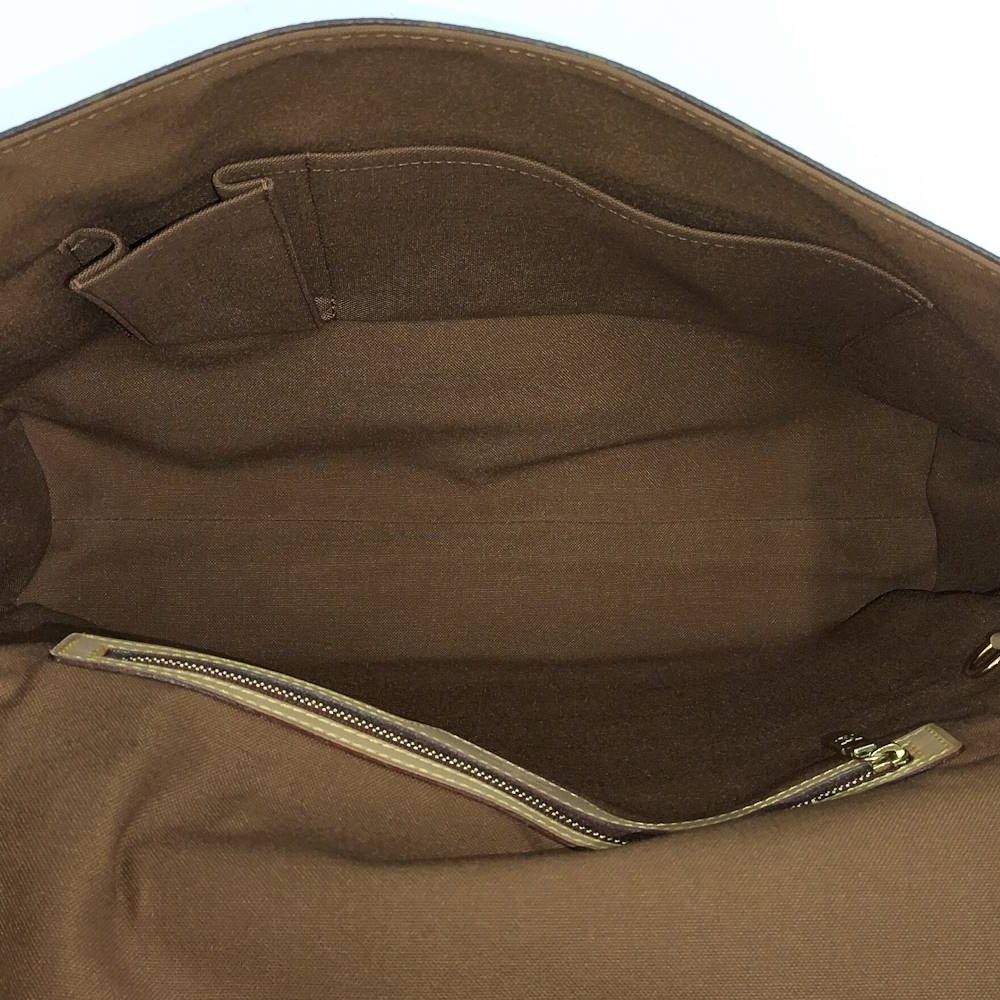 Louis Vuitton Aves Messenger Bag Monogram — view 9