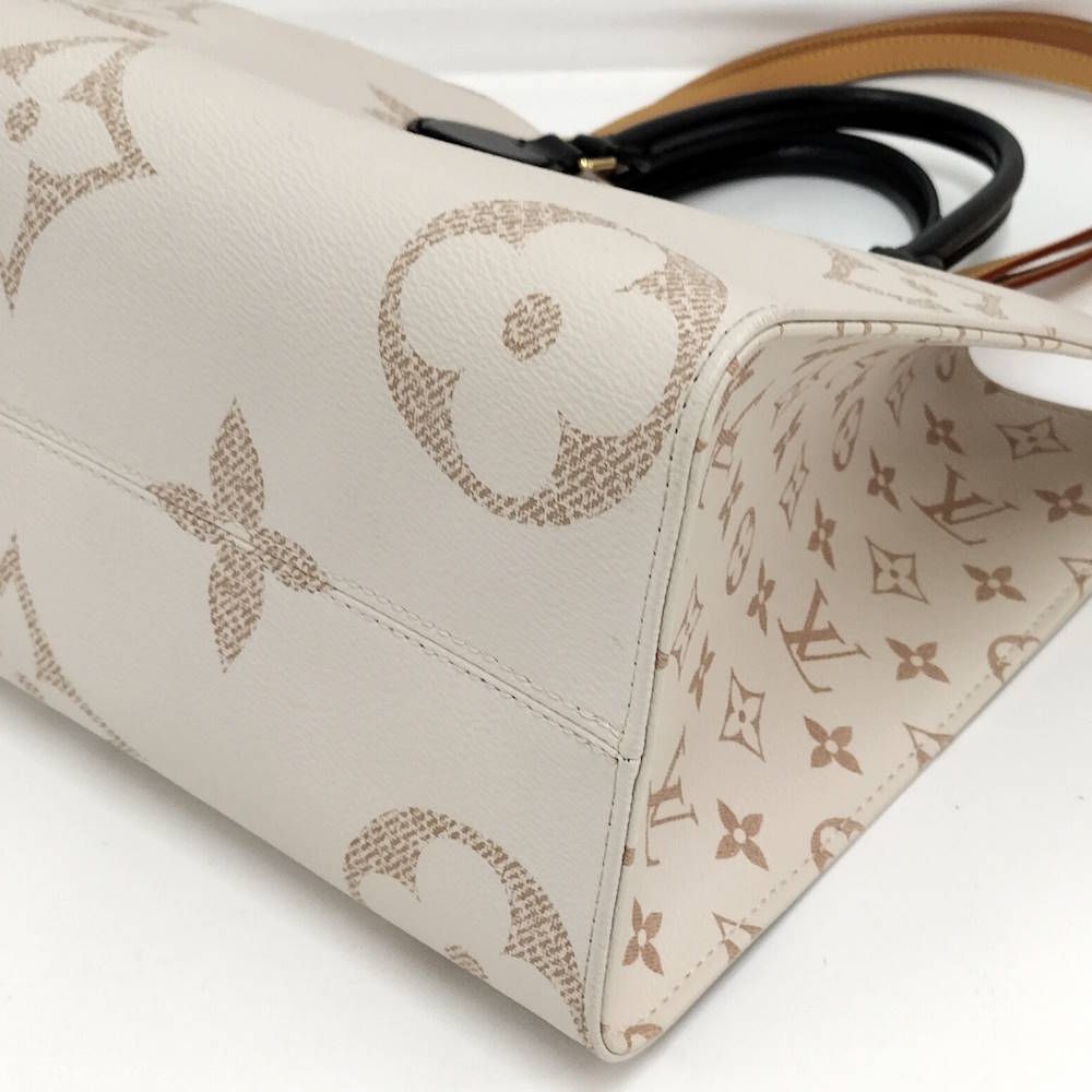Louis Vuitton On The Go MM 2-Way Bag Monogram Giant Cream Black — view 5