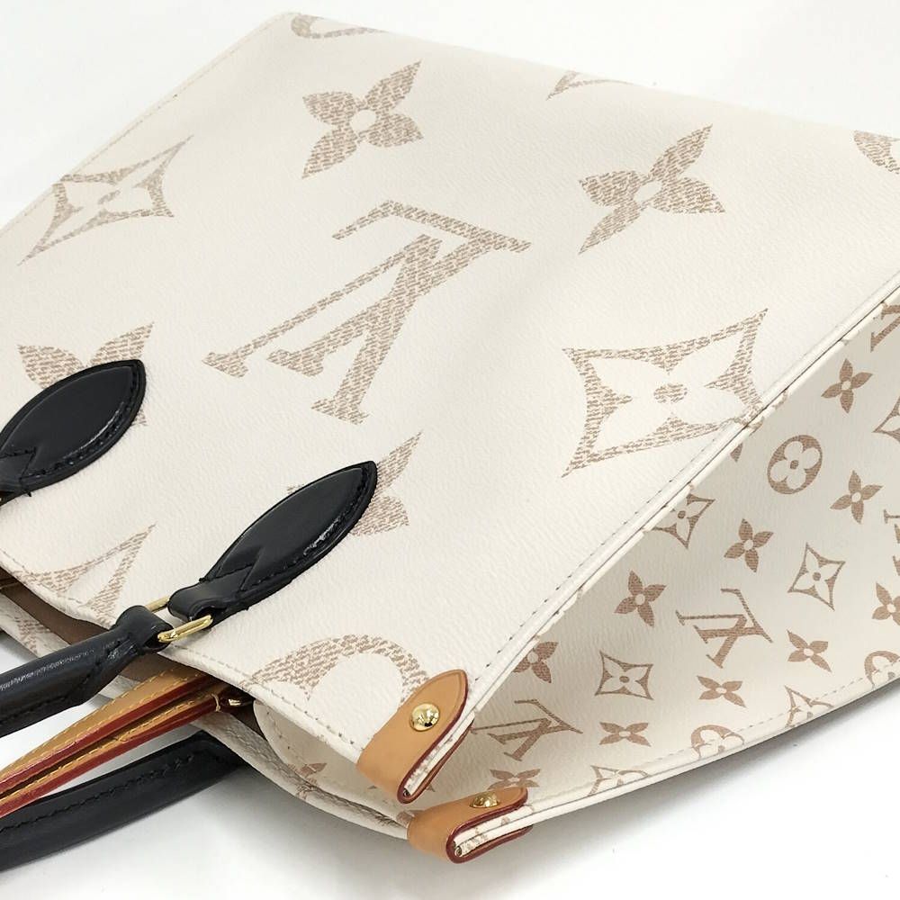 Louis Vuitton On The Go MM 2-Way Bag Monogram Giant Cream Black — view 3