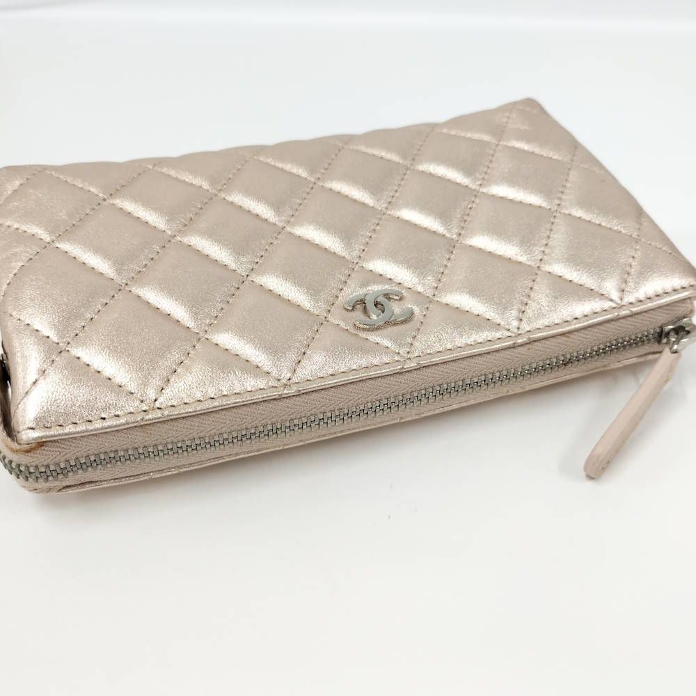 Chanel Quilted Cosmetic Pouch Metallic CC Logo Lambskin Pink — view 7