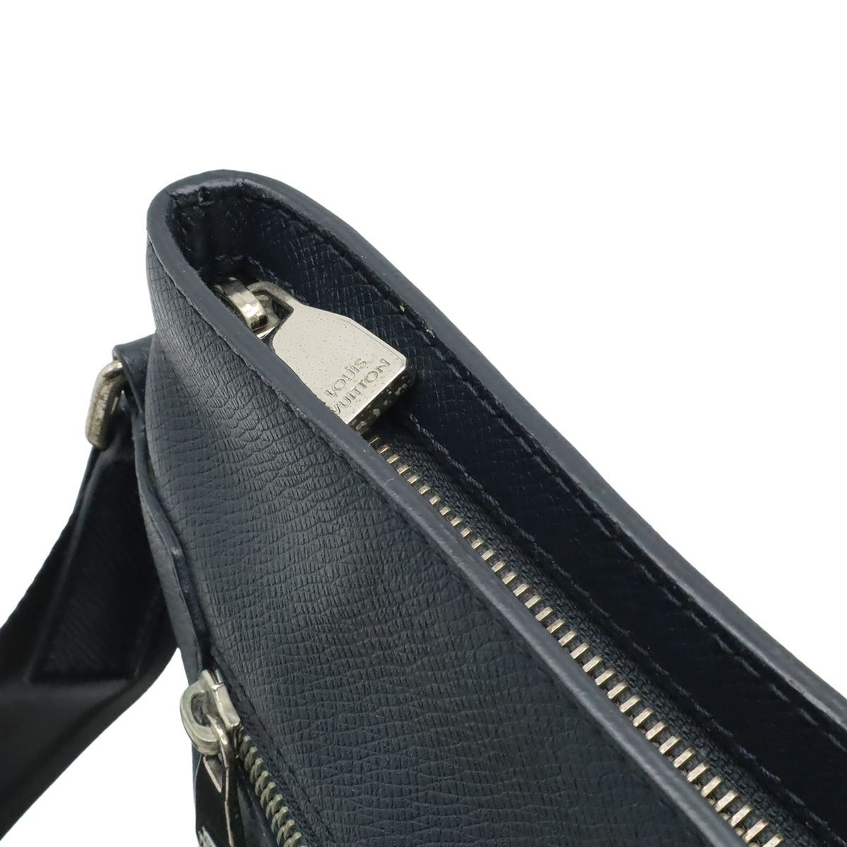 Louis Vuitton Taiga Sasha Shoulder Bag Crossbody Depth Bol Navy Silver — view 6