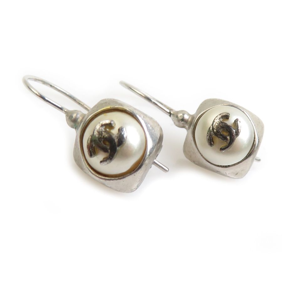 Chanel Earrings CC Logo — view 2