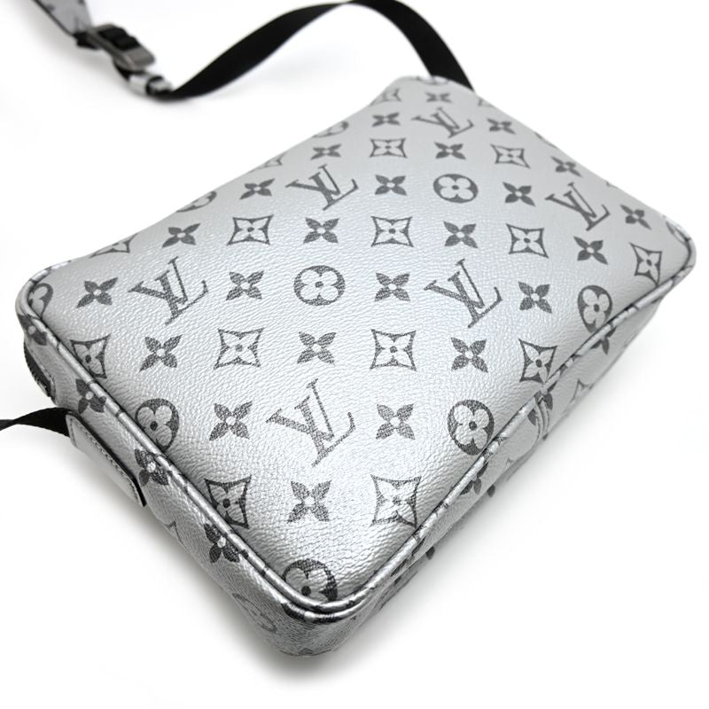 Louis Vuitton Shoulder Bag — view 4