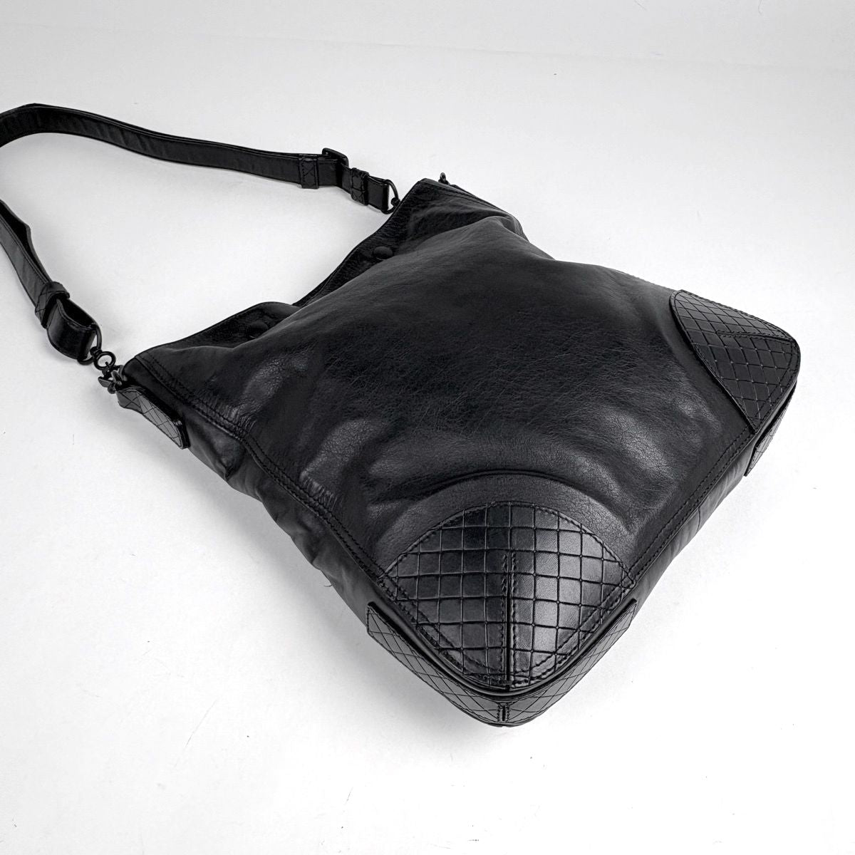 Bottega Veneta Intrecciato Scorpito Shoulder Bag Leather Black — view 2