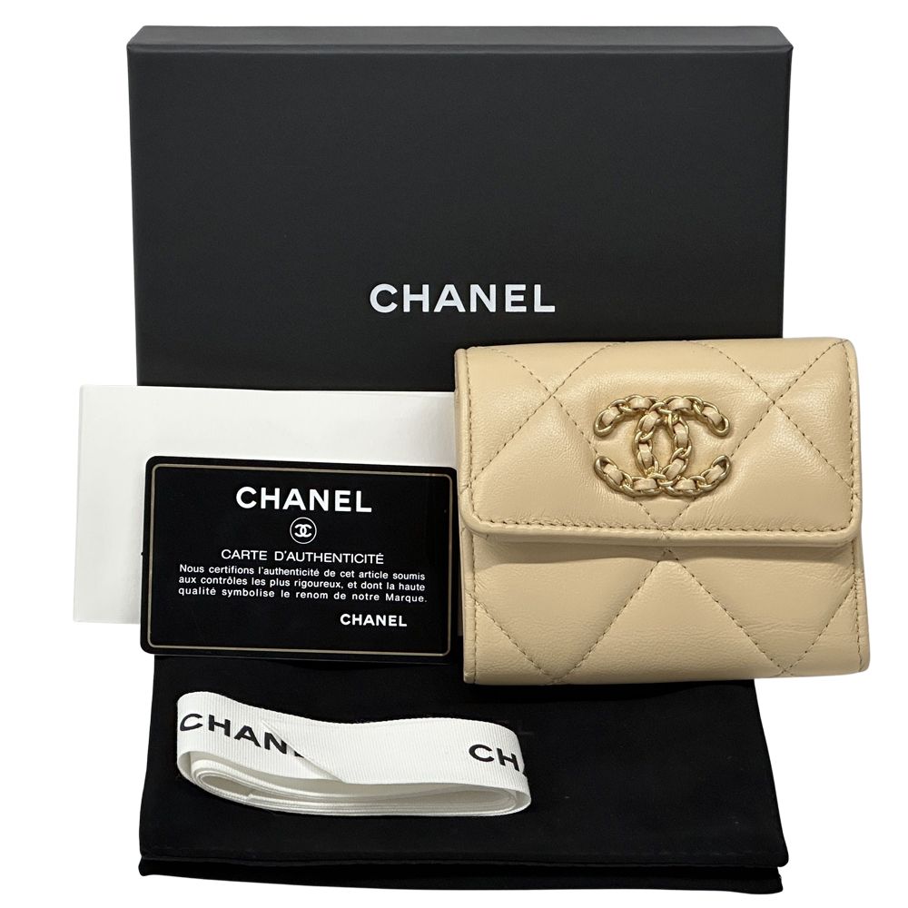 Chanel Wallet 19 Bifold Lambskin Beige Gold CC Logo Quilted Trifold Compact — view 8