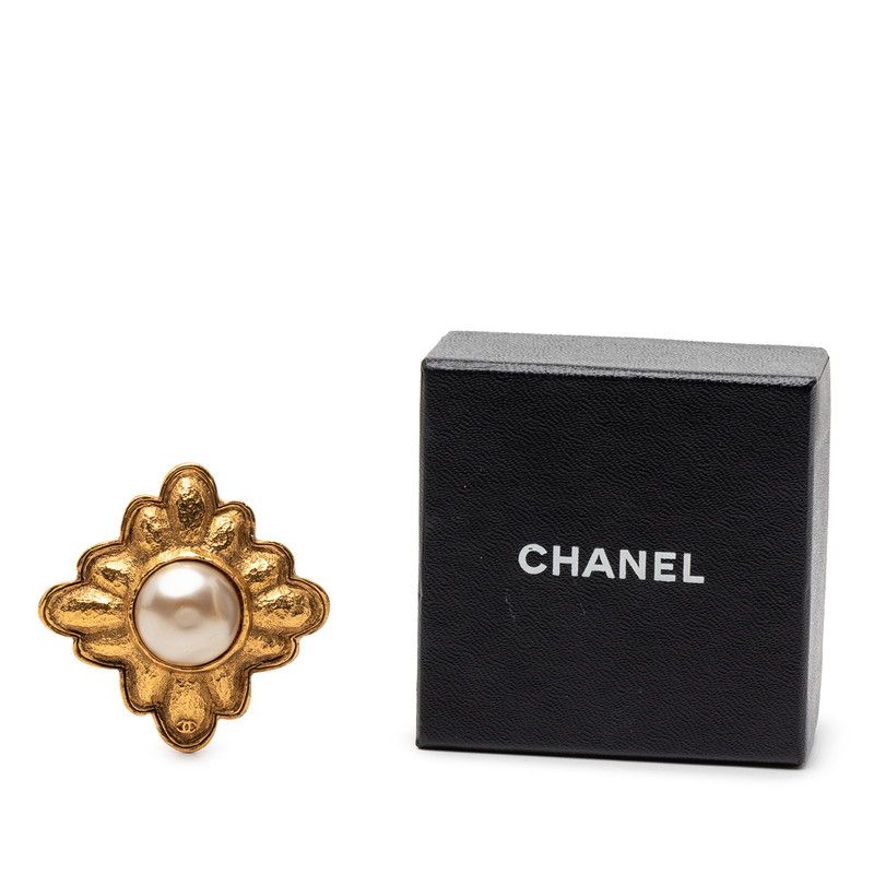 Chanel CC Logo Diamond Motif Brooch Gold Plated Faux Pearl — view 4