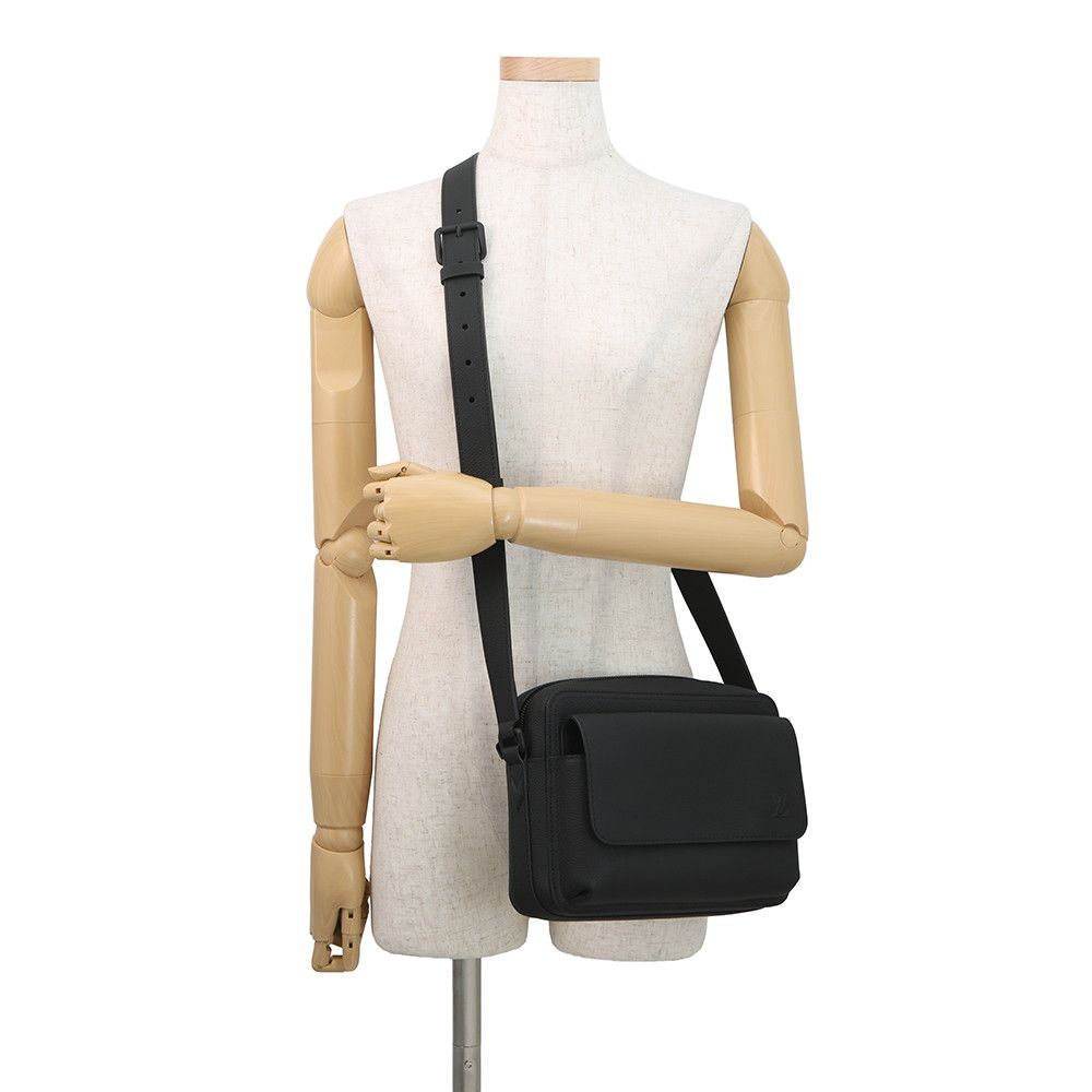 Louis Vuitton Shoulder Bag Waxy Calf Leather Boarding Messenger Black — view 4