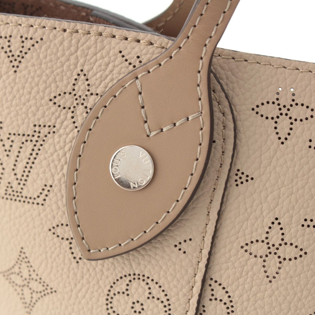 Louis Vuitton Monogram Mahina Leather Hina PM 2-Way Shoulder Tote Handbag Gare — view 8