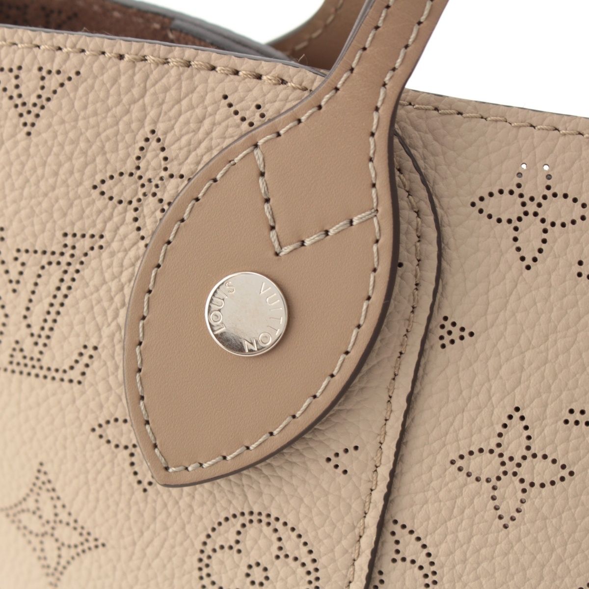 Louis Vuitton Monogram Mahina Leather Hina PM 2-Way Shoulder Tote Handbag Gare — view 8
