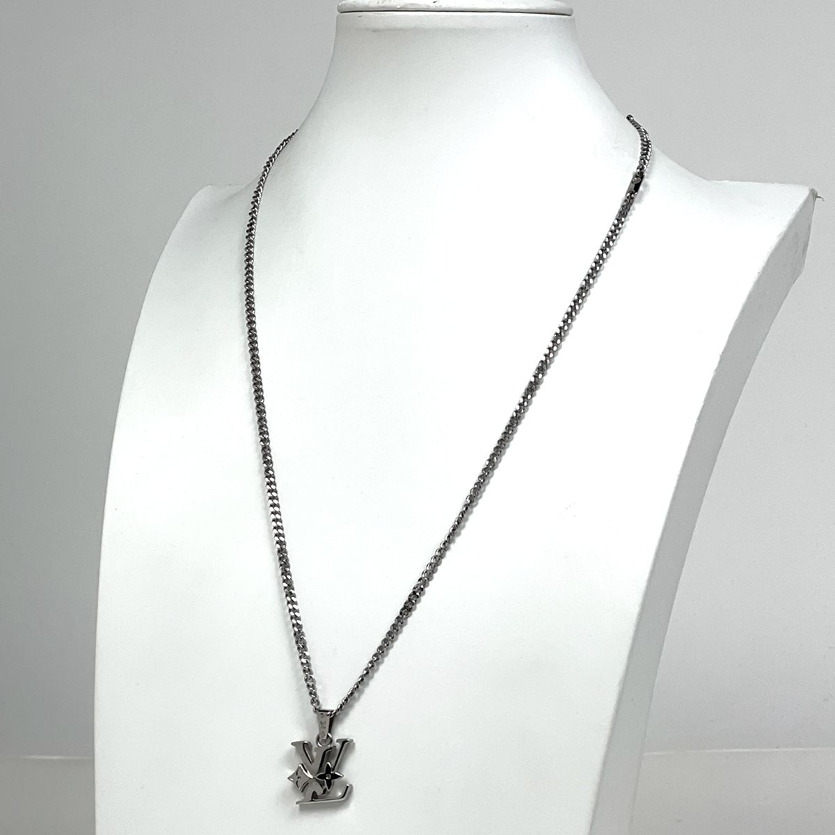Louis Vuitton Pendant Monogram Low Necklace Metal Silver — view 4