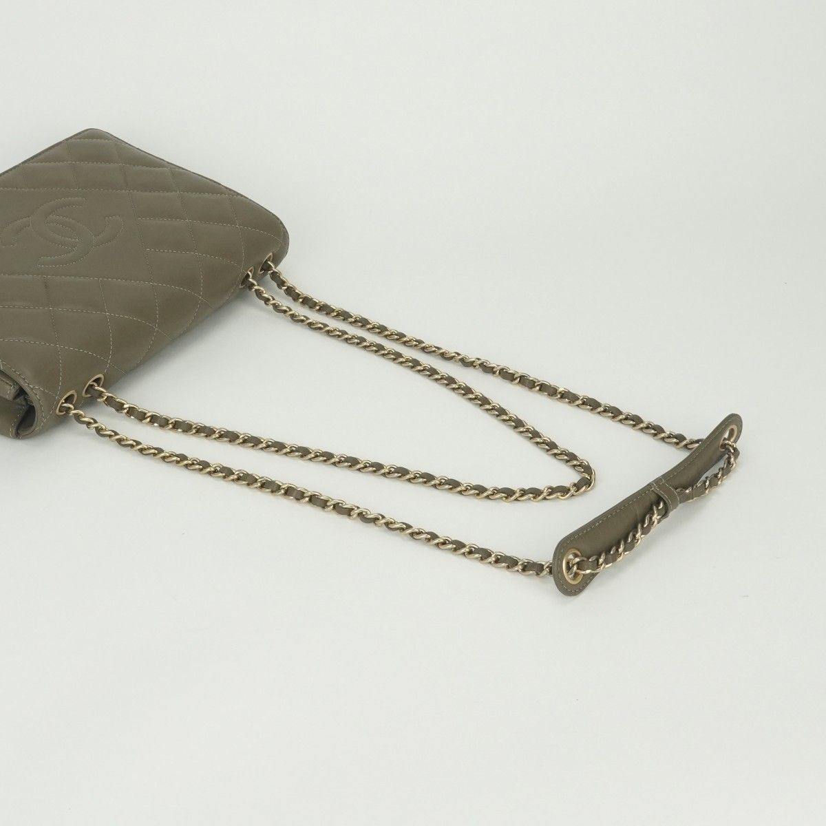 Chanel Quilted Shoulder Bag Lambskin Khaki Green Gold Chain Bag CC Logo Single — view 4