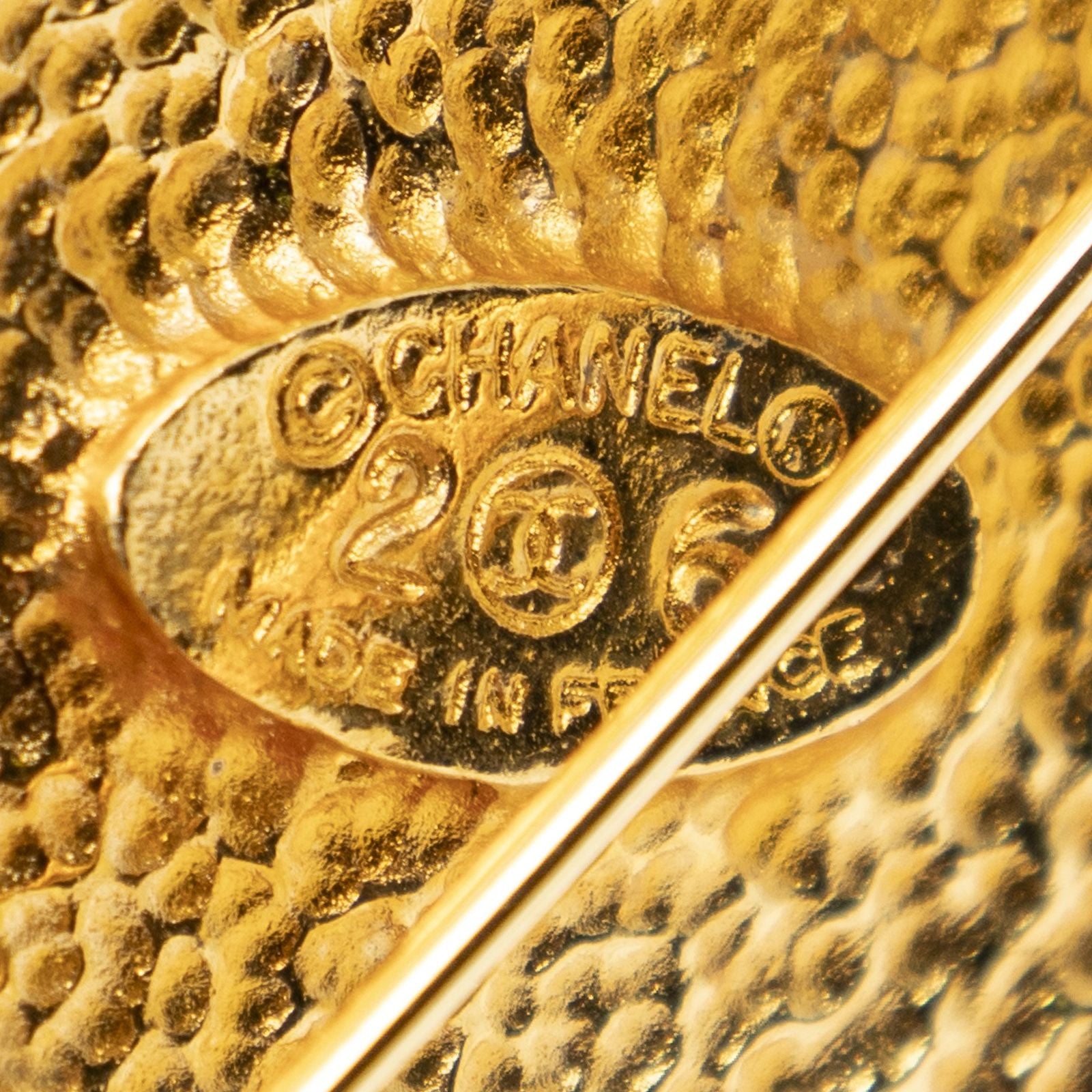 Chanel Cc Oval Crown Motif Brooch Gold Plated — view 3