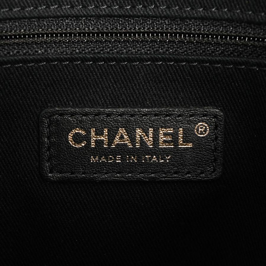 Chanel Shoulder Bag Deauville Shopping — view 6