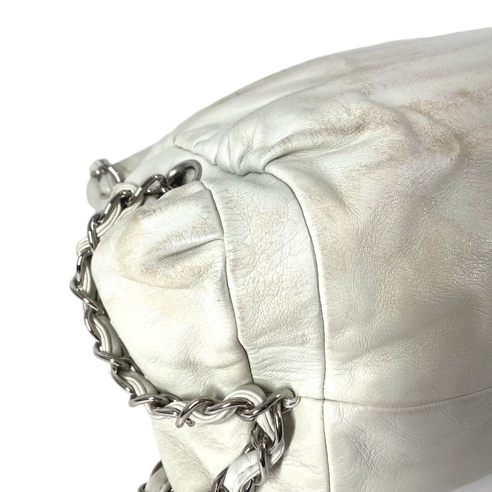 Chanel Shoulder Bag CC Logo Charm Leather White — view 7