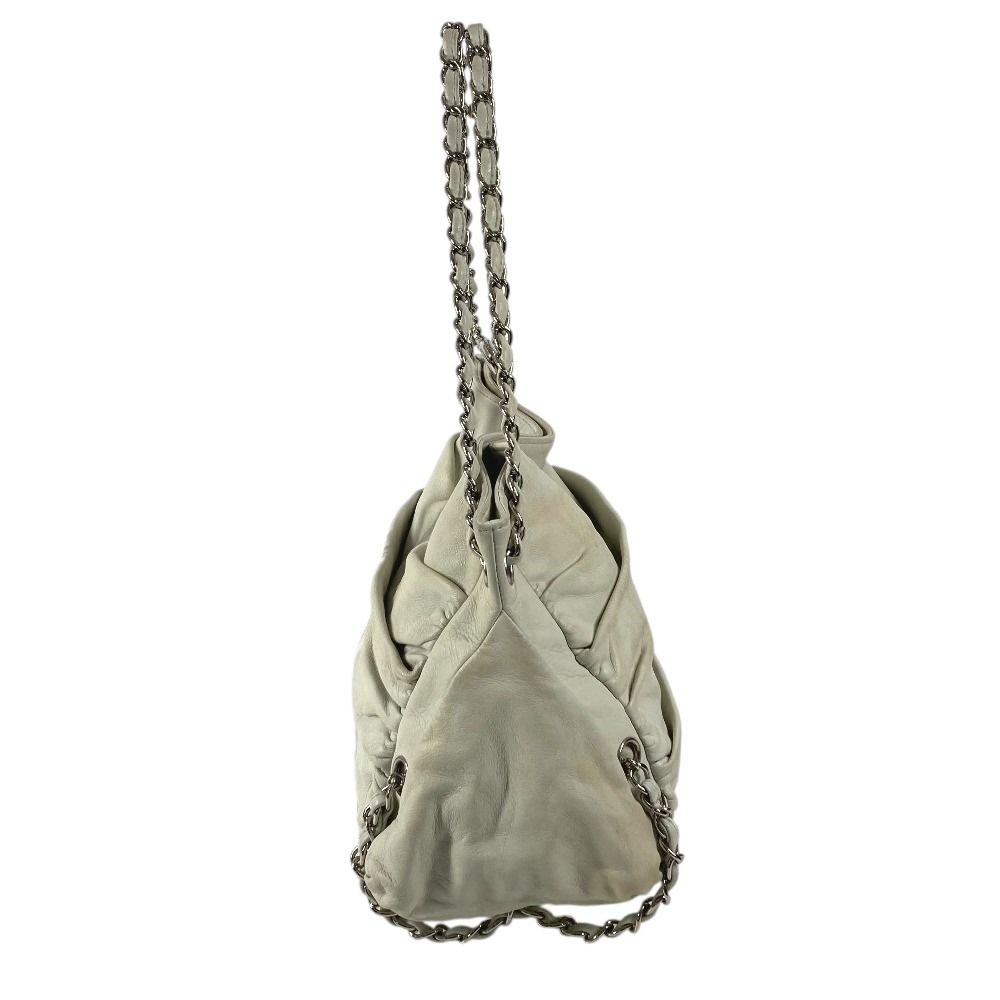 Chanel Shoulder Bag CC Logo Charm Leather White — view 4