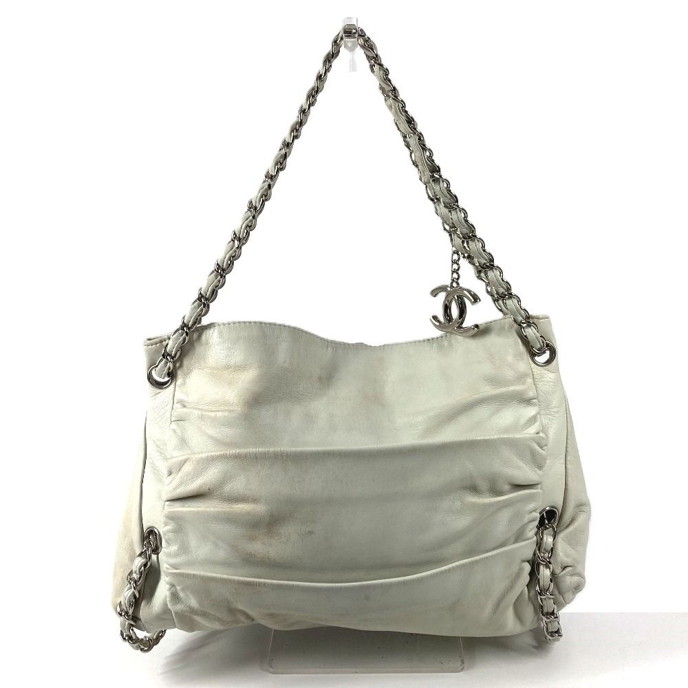 Chanel Shoulder Bag CC Logo Charm Leather White — view 2