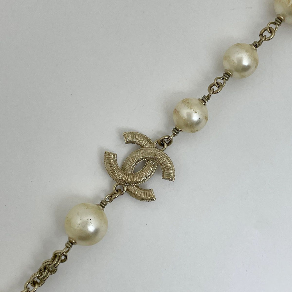 Chanel CC Logo Faux Pearl Necklace White Gold — view 4