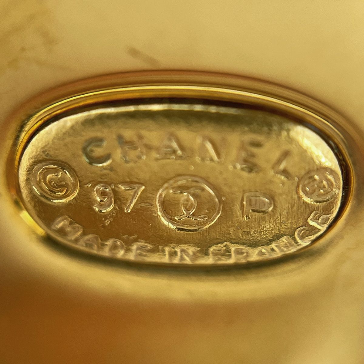 Chanel CC Logo Brooch Gold Plated — view 5