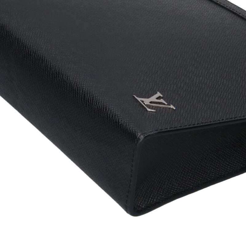 Louis Vuitton Pochette Voyage Taiga Leather — view 4
