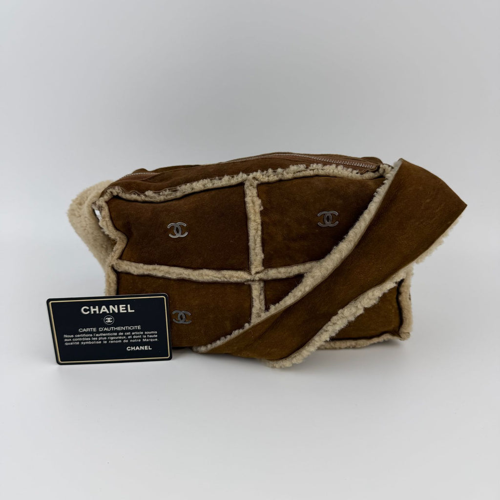 Chanel CC Logo Shoulder Bag Brown Shearling Suede Vintage — view 4