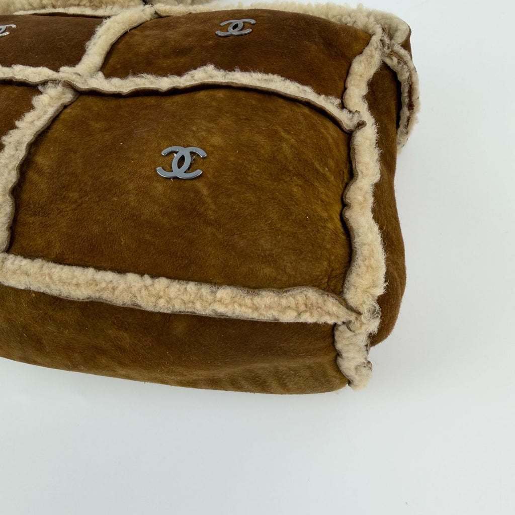 Chanel CC Logo Shoulder Bag Brown Shearling Suede Vintage — view 7