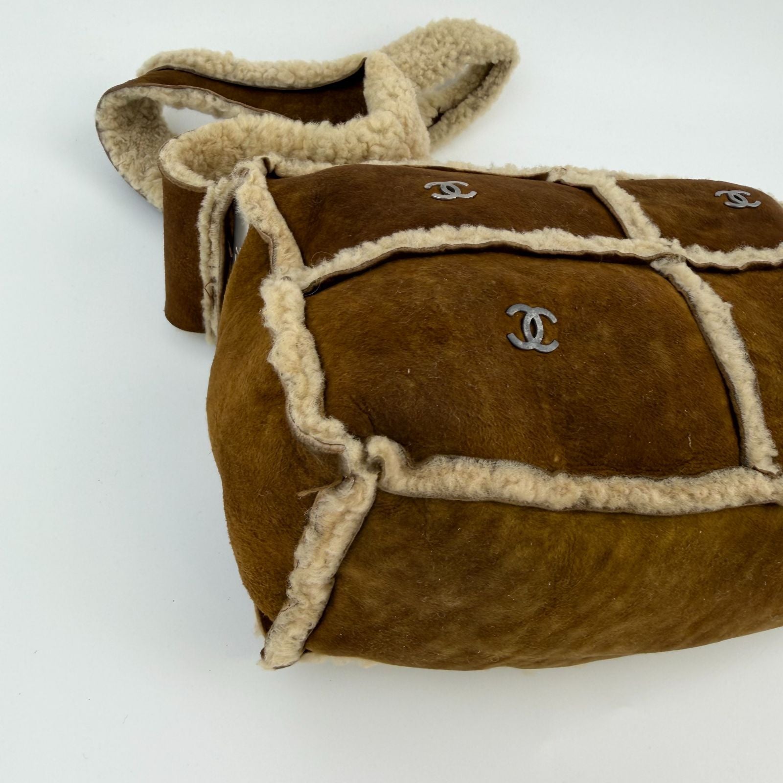 Chanel CC Logo Shoulder Bag Brown Shearling Suede Vintage — view 8