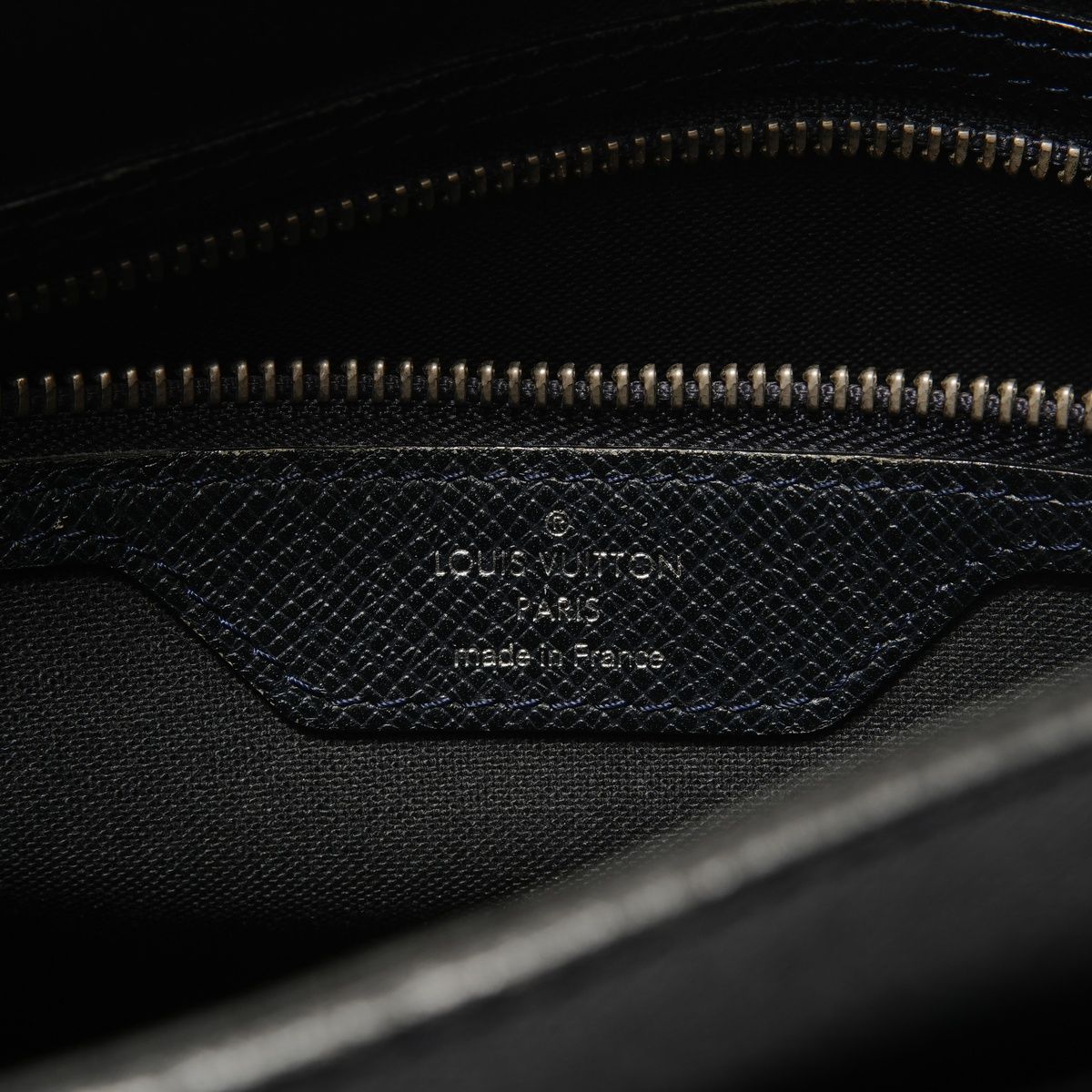 Louis Vuitton Shoulder Bag Taiga Roman MM — view 9