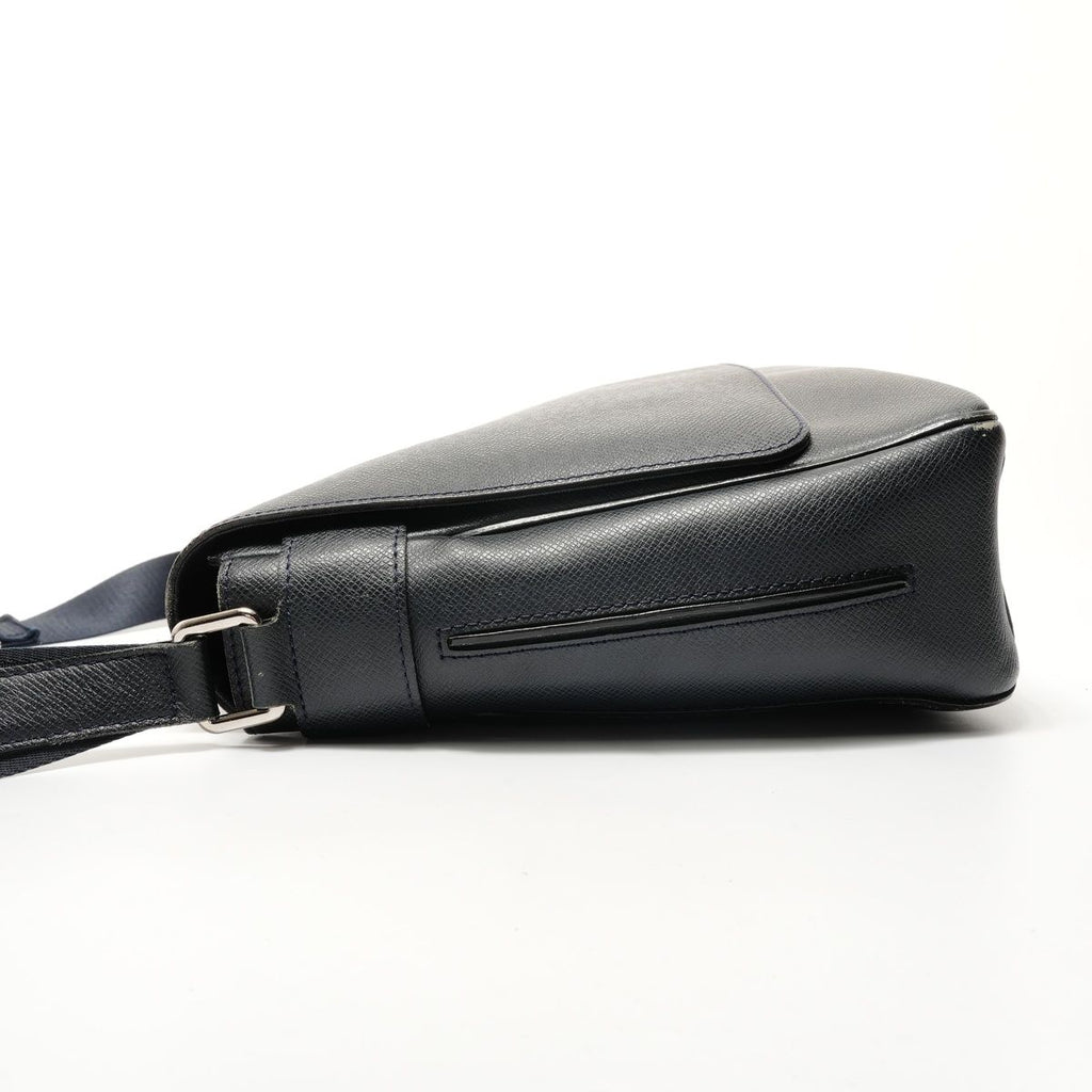 Louis Vuitton Shoulder Bag Taiga Roman MM — view 3