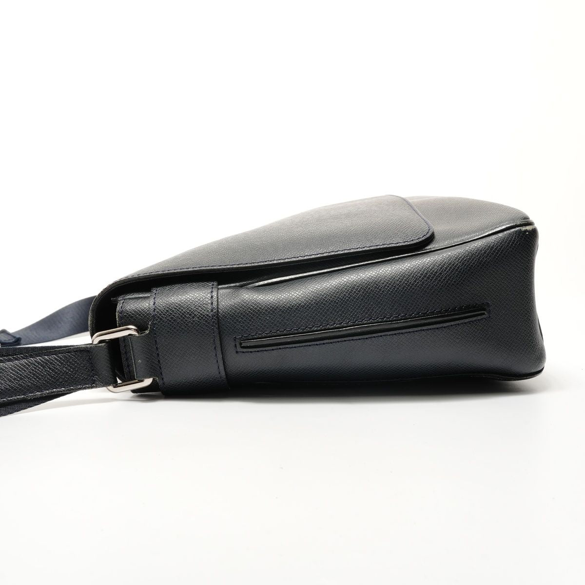 Louis Vuitton Shoulder Bag Taiga Roman MM — view 3