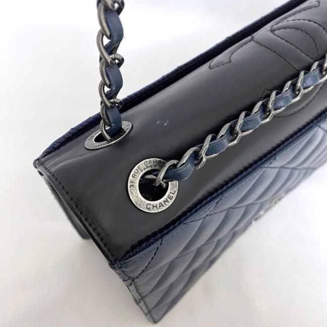 Chanel Chain Shoulder Bag Navy Black Silver Quilted — view 7