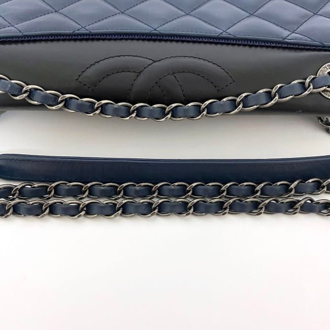Chanel Chain Shoulder Bag Navy Black Silver Quilted — view 8