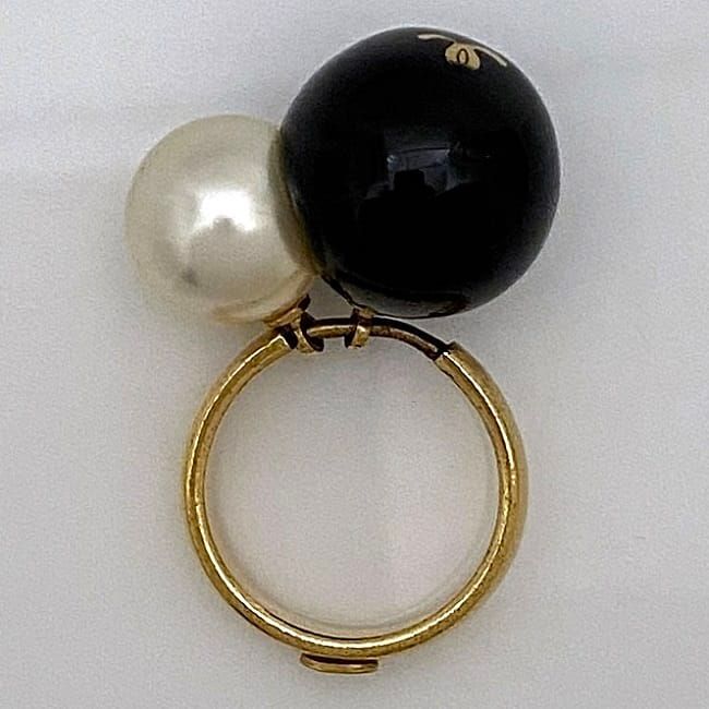 Chanel Pearl Ring Gold White Black — view 4