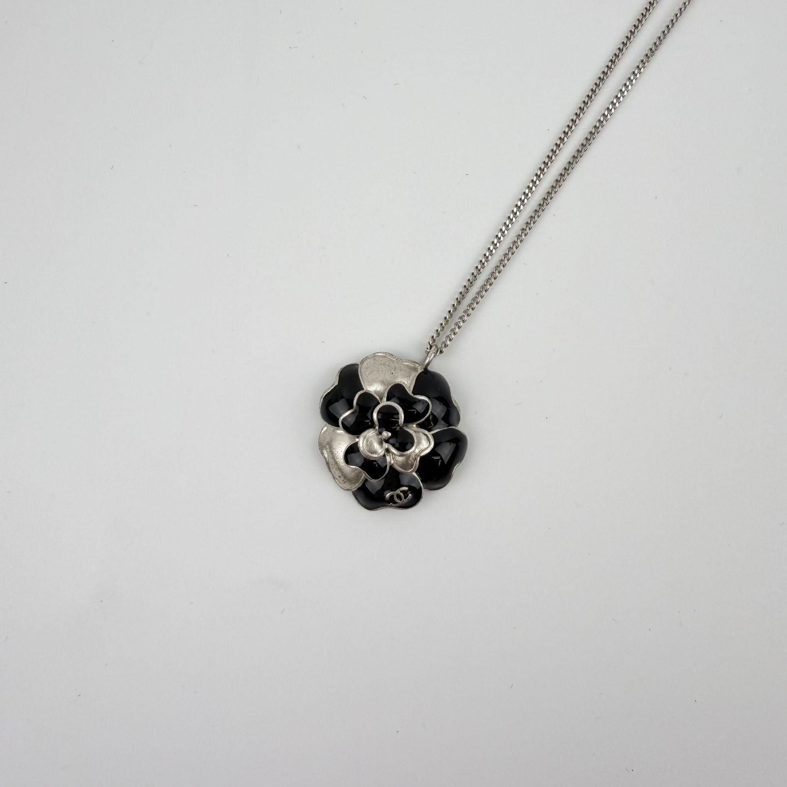 Chanel CC Logo Necklace Camellia Silver Black Vintage — view 2