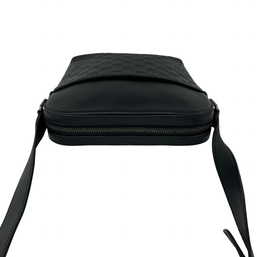Louis Vuitton District Damier Infini Leather Shoulder Bag Pochette Black — view 4