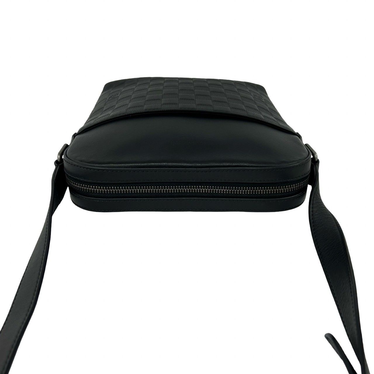 Louis Vuitton District Damier Infini Leather Shoulder Bag Pochette Black — view 4