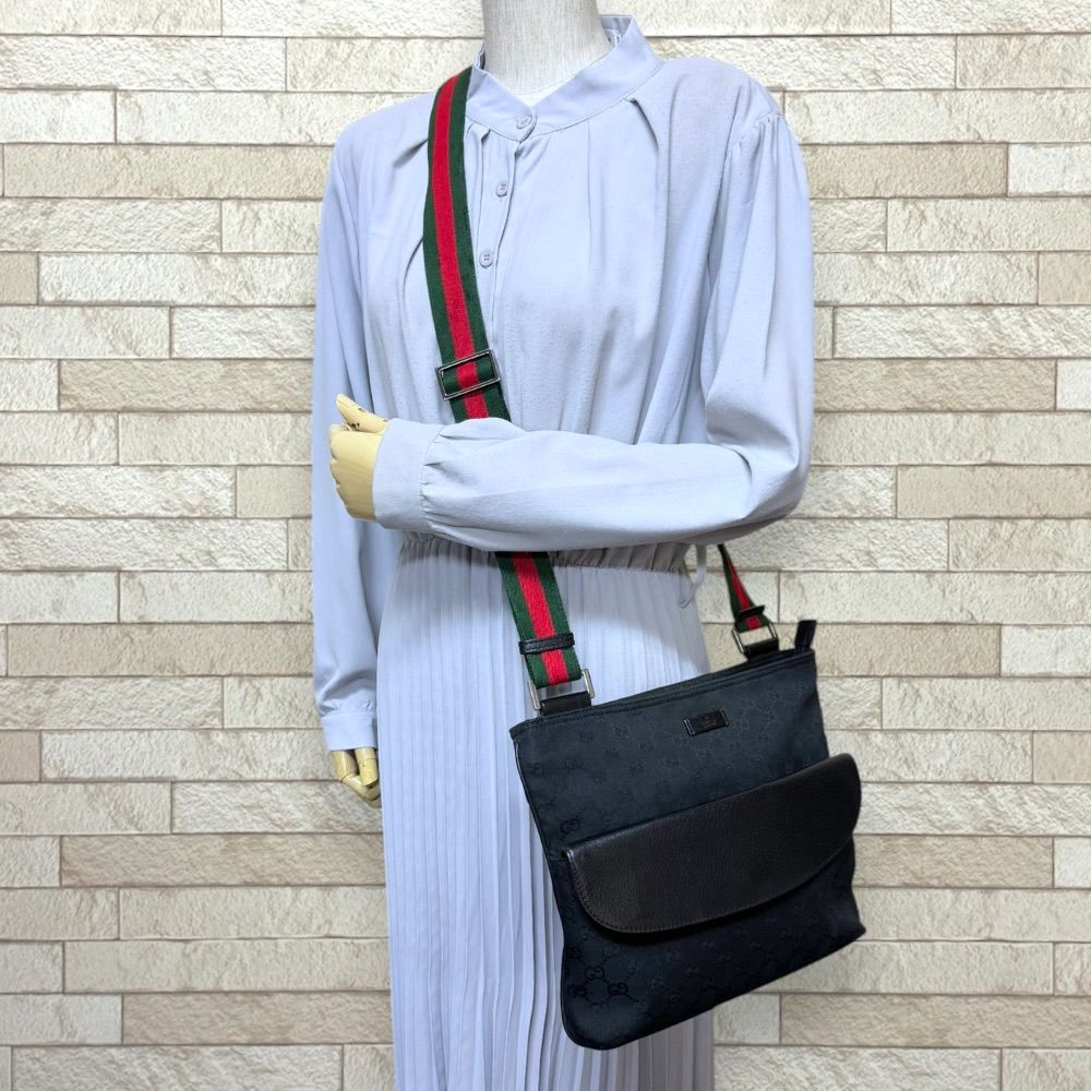 Gucci GG Canvas Shoulder Bag Black — view 2