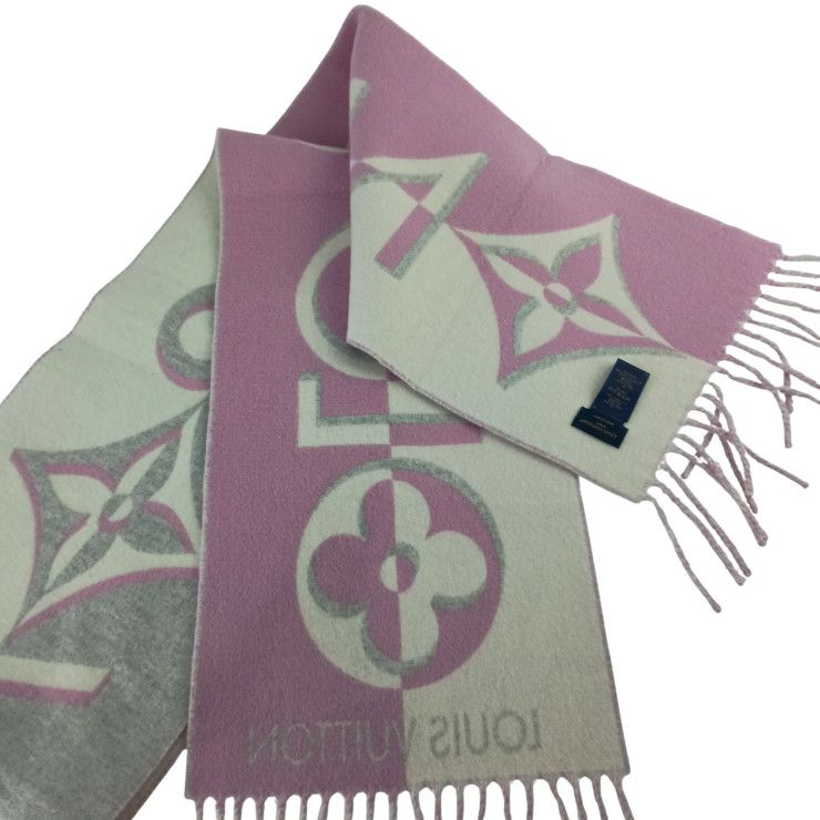 Louis Vuitton Scarf Duo Infinity Rose 95% Wool 5% Cashmere Fringe Display — view 3