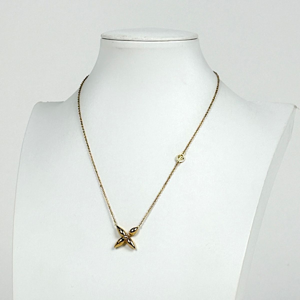 Louis Vuitton Collier Monogram Flower Gold Plated Necklace — view 4