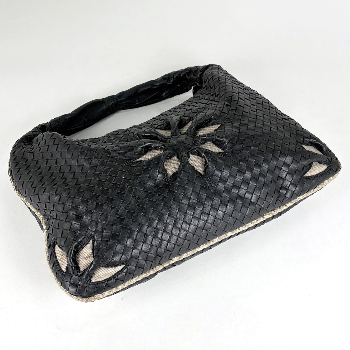 Bottega Veneta Intrecciato Shoulder Bag Leather Black Beige — view 2