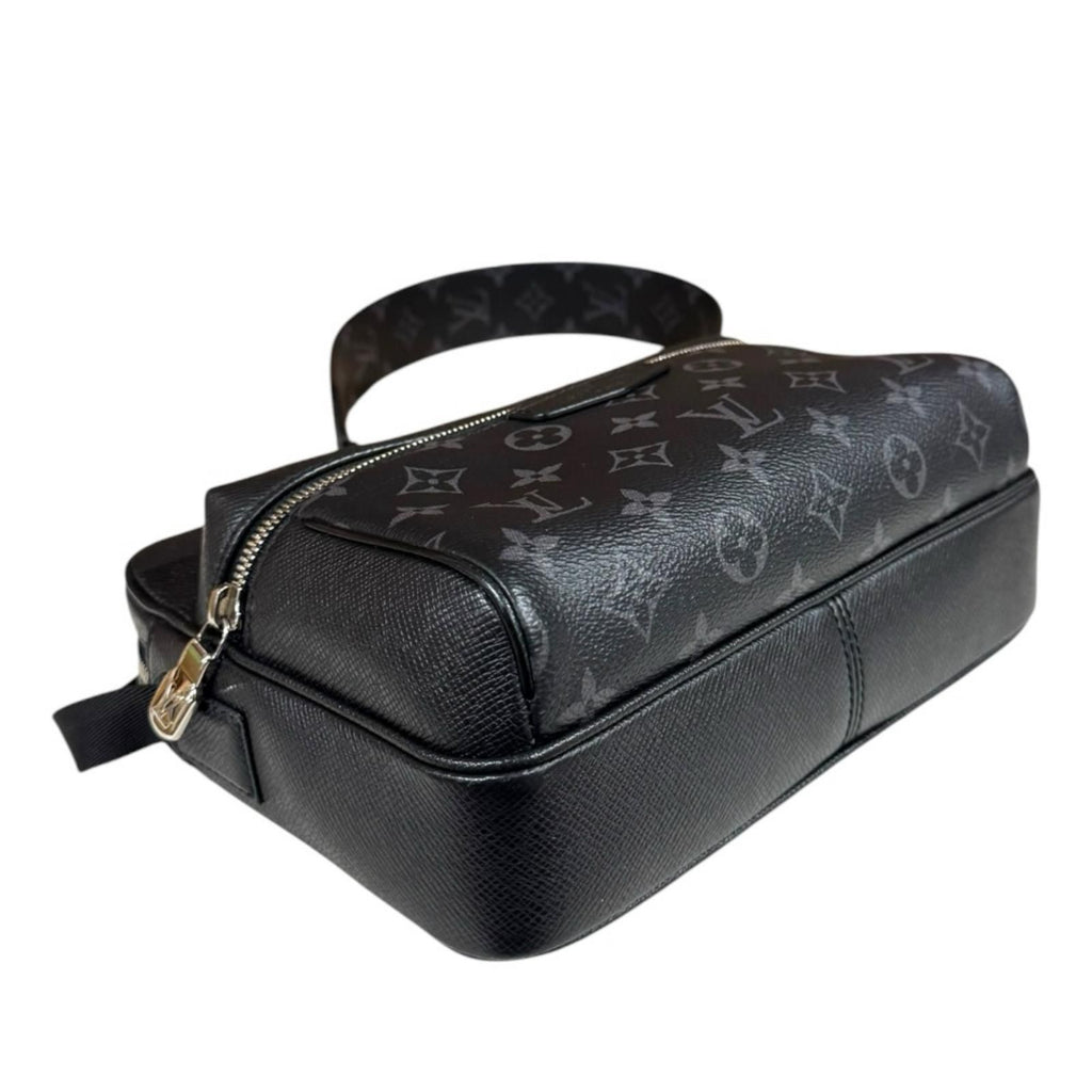 Louis Vuitton Outdoor Messenger PM Taigarama Shoulder Bag Taiga Leather Black — view 5