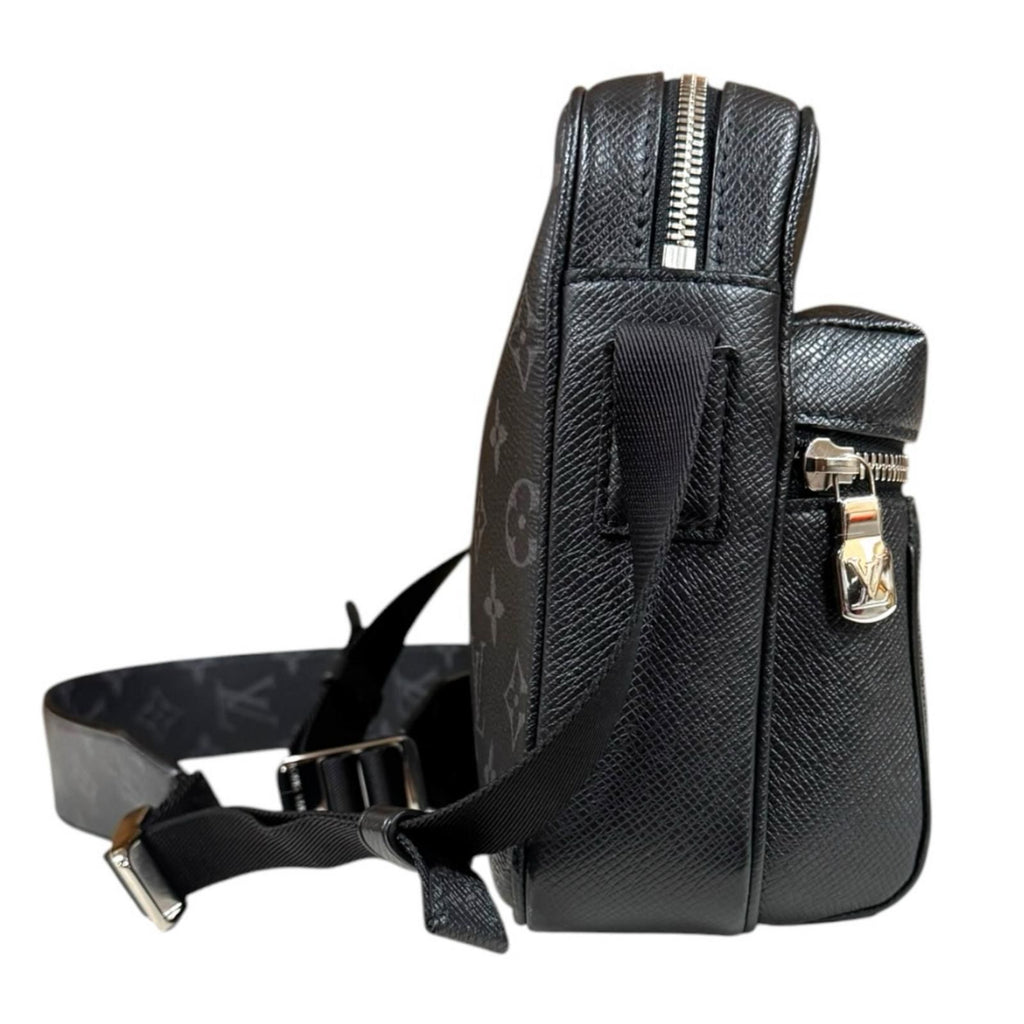 Louis Vuitton Outdoor Messenger PM Taigarama Shoulder Bag Taiga Leather Black — view 4