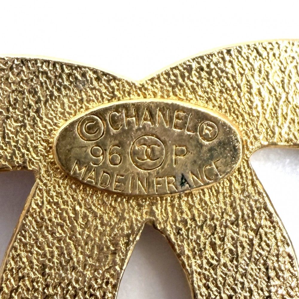 Chanel Brooch Icon CC Logo Clover Heart Quilted Vintage Gold Plated — view 3