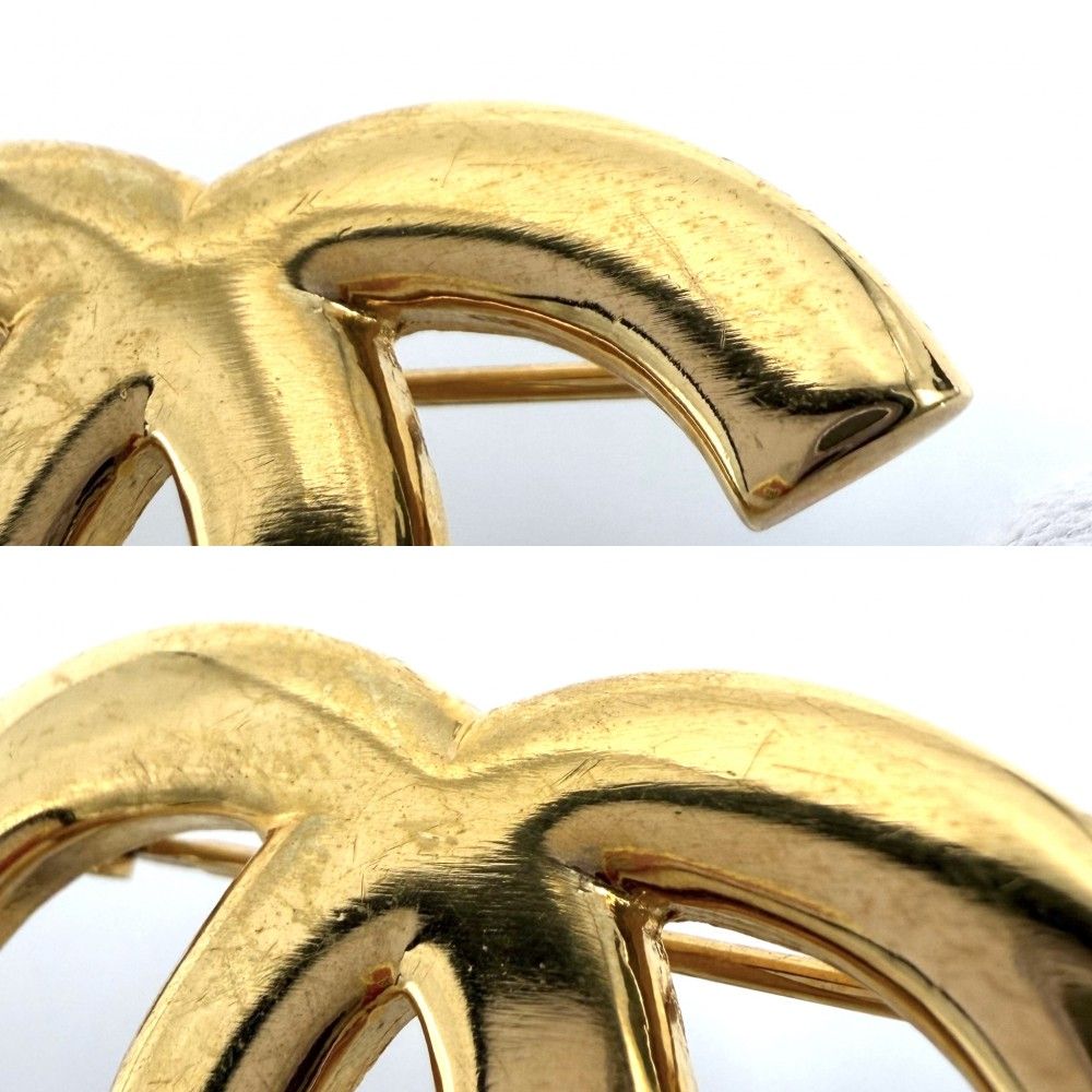 Chanel Brooch Icon CC Logo Clover Heart Quilted Vintage Gold Plated — view 4