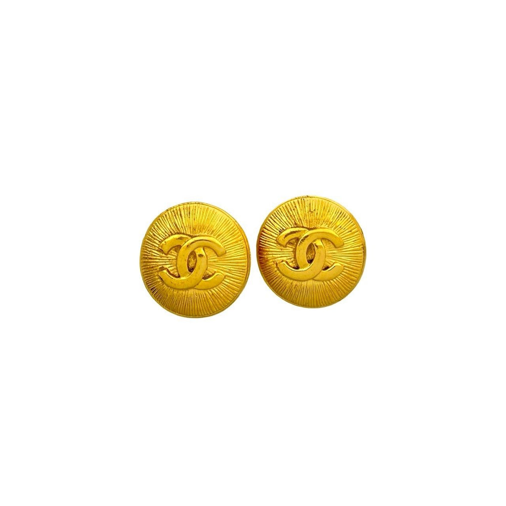 Chanel With Rice Vintage CC Logo Motif Earrings Gold — view 3