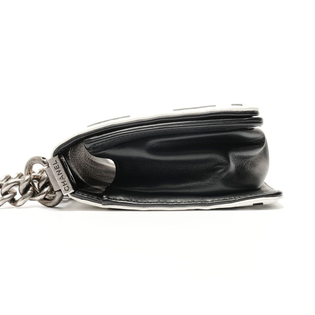Chanel Shoulder Bag Boy No 19 — view 3