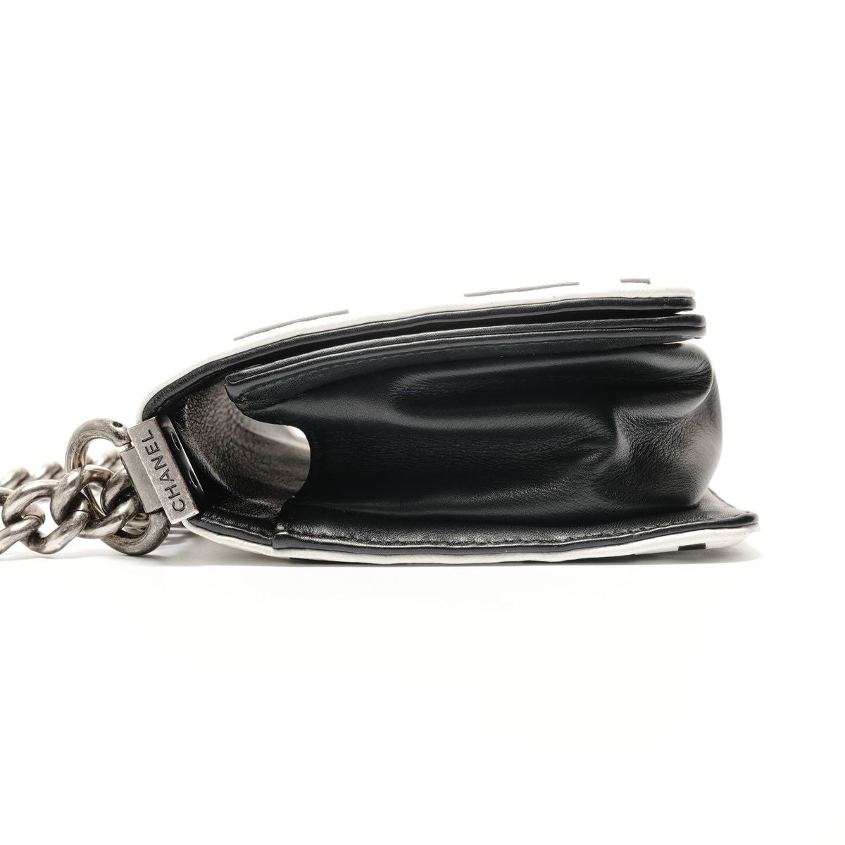 Chanel Shoulder Bag Boy No 19 — view 3