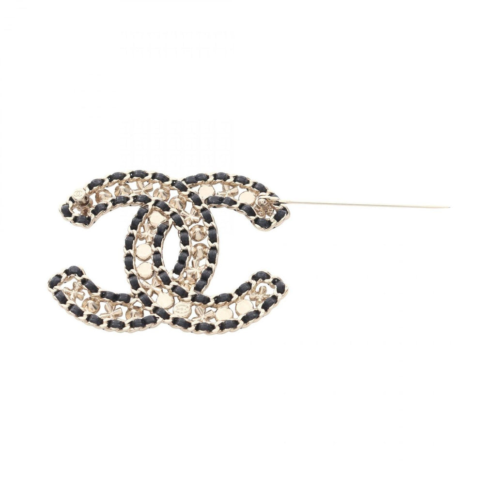 Chanel Brooch CC Logo Clover Leather — view 2
