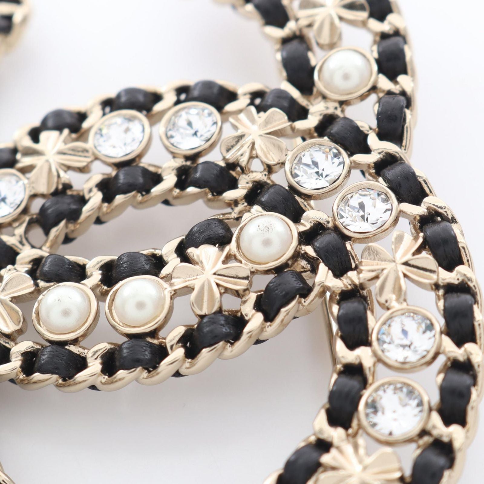 Chanel Brooch CC Logo Clover Leather — view 4