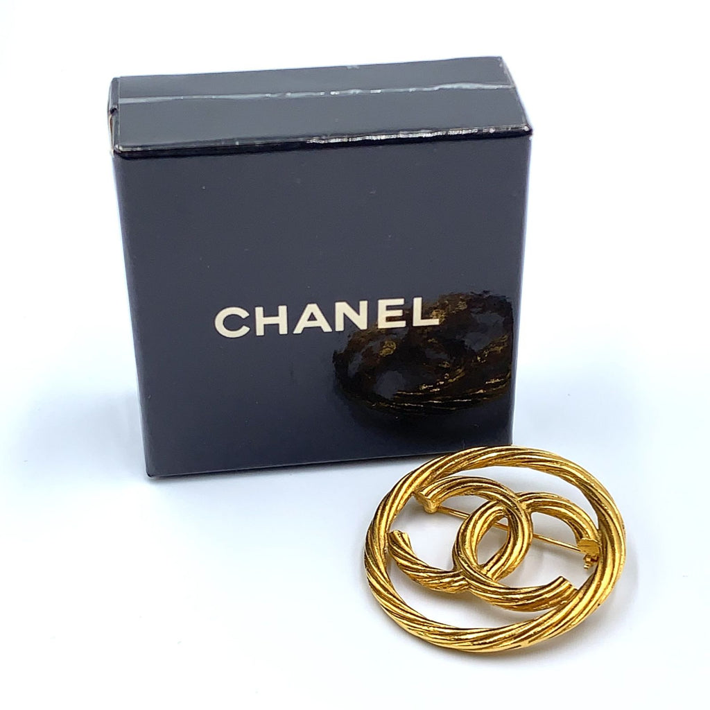 Chanel CC Logo Round Twist Gold Plated Brooch — view 9